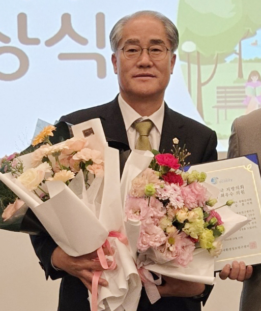 경북 봉화군의회 이승훈 군의원이 생활환경과 안전, 건강을 아우른 의정 성과를 인정받아 