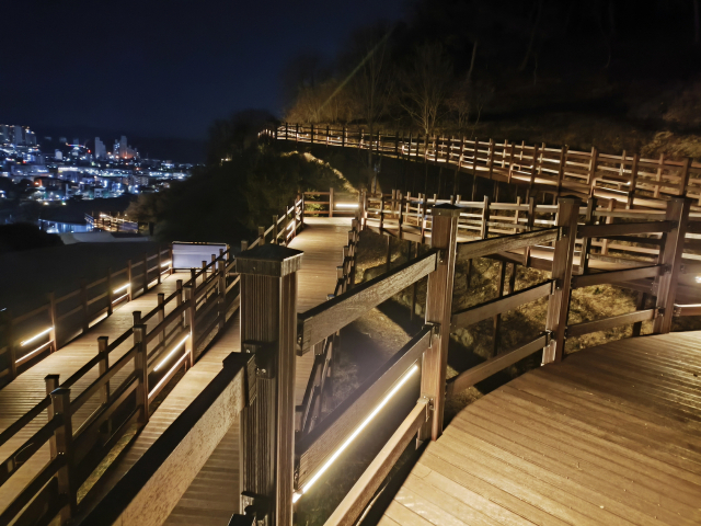영주시가 최근 완공한 가흥공원 무장애 데크 산책로 야간 모습. 영주시 제공