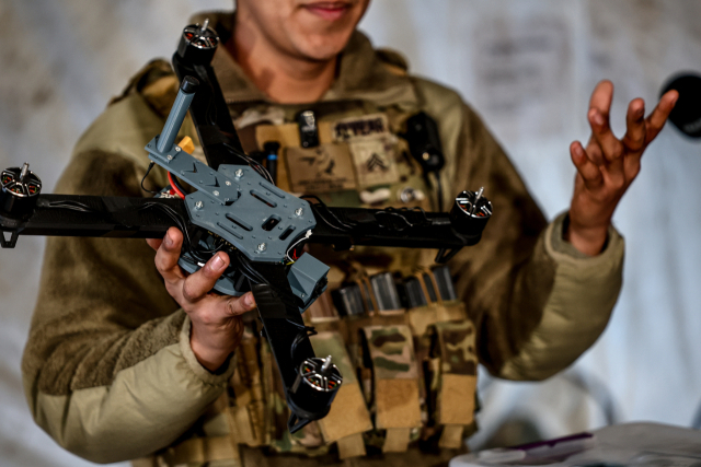 월스트리트저널(WSJ)이 13일(현지시간) 하와이에서 진행된 미군의 드론 훈련 현장을 전했다. WSJ은 미군이 전장 상황을 분석하고 필요한 장비를 빠르게 조달하는 방식을 적용하며 변화하고 있지만 이마저도 충분하지 않다고 경고했다. 사진은 지난달 나토 드론 훈련에 참여한 미군 부대원이 3D프린팅으로 제작한 드론을 설명하는 모습. EPA 연합뉴스