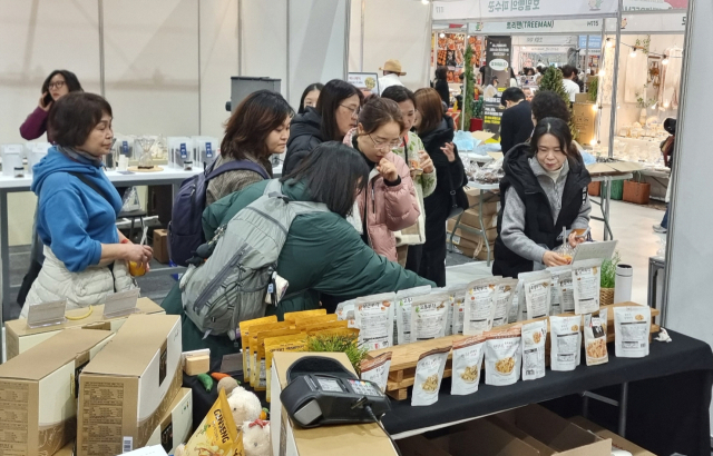 영주시 대표 기업으로 참여한 ㈜한부각농업회사법인 전통 부각 제품을 서울 시민들이 시식하고 있다. 영주시 제공