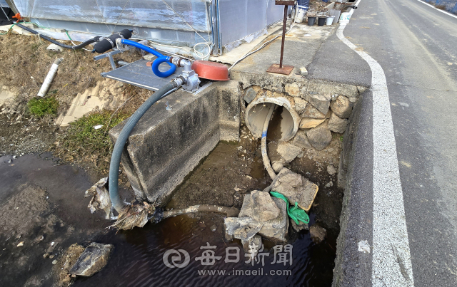 영천시 금호읍 관정리 농수로 주변 농가에 설치된 불법 배수시설 모습. 독자 제공