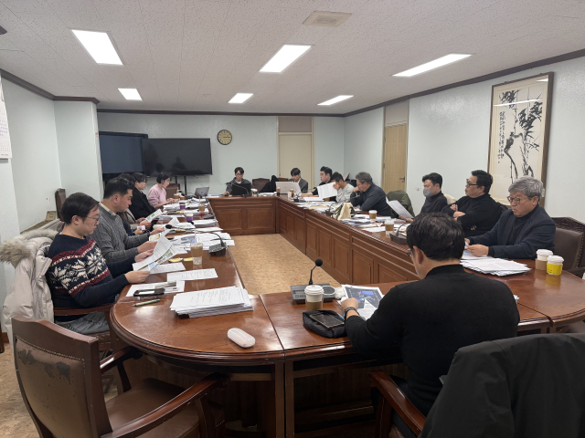 대구경북기자협회(회장 최두성)는 지난 12일 매일신문사 대회의실에서 2025년도 올해의 기자상 심사를 열고 대상·취재·기획취재 등 부문별 수상작을 선정했다. 올 한 해 신문취재, 신문기획 등 7개 부문에서 이달의 기자상을 받은 기사를 대상으로 진행된 이번 심사에는 협회 소속 12명의 지회장이 참여했으며 이강형 경북대 미디어커뮤니케이션학과 교수가 심사위원장을 맡았다. 대구경북기자협회 제공