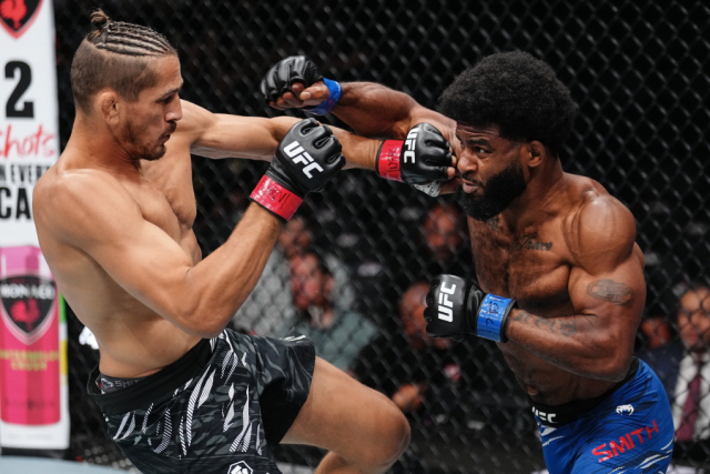 자코비 스미스(오른쪽)와 니코 프라이스의 대결 모습. UFC 제공