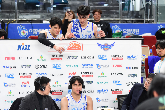 13일 프로농구 가스공사와 DB 경기 후 이어진 인터뷰에 임한 벨란겔에게 정성우(사진 위 왼쪽)가 벨란겔에게 물을 쏟아붓는 장난을 치려하고 있다. KBL 제공.