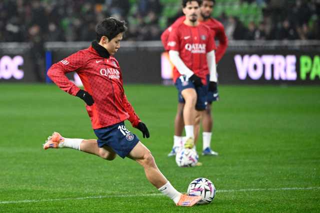 PSG의 이강인이 14일 프랑스 메스에서 리그1 메스와의 경기가 열리기 전 몸을 풀고 있다. 연합뉴스
