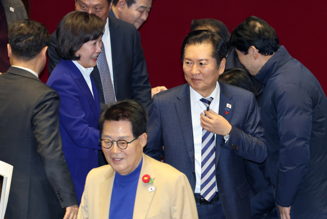 더불어민주당 정청래 대표가 12일 국회 본회의장에서 형사소송법 일부개정법률안에 대한 무제한 토론(필리버스터) 종결을 위한 투표를 마친 뒤 이동하고 있다. 연합뉴스