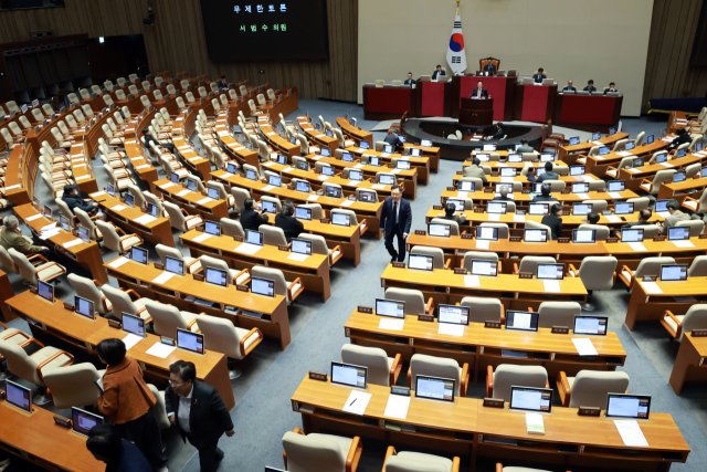 13일 국회에서 열린 12월 임시국회 본회의에서 국민의힘 서범수 의원이 경찰관 직무집행법 일부개정법률안에 대해 무제한 토론을 시작하자 대부분 의원들이 본회의장을 떠나고 있다. 연합뉴스