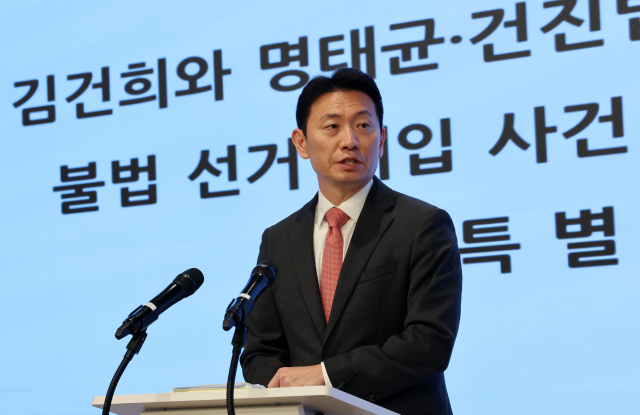 김건희 여사와 관련 의혹을 수사 중인 민중기 특별검사팀의 박상진 특검보가 27일 서울 종로구 특검 사무실에서 양평군 공무원 사망 감찰 결과를 발표하고 있다. 연합뉴스