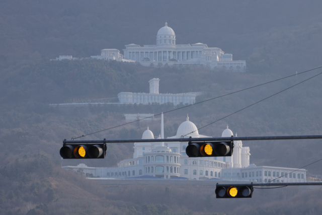 통일교 금품수수 의혹이 정치권을 강타한 가운데 12일 오전 경기도 가평군 통일교 천정궁 일대가 적막하다. 연합뉴스