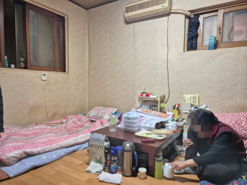 [이웃사랑]자정부터 시작되는 하루…저린 다리 이끌며 줍는 폐지 세 식구 수입원