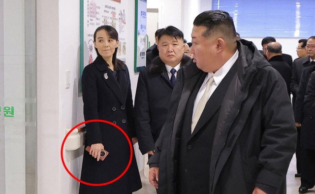 김여정 손에 쥔 '폴더블 스마트폰'…중국 기업 제품 추정