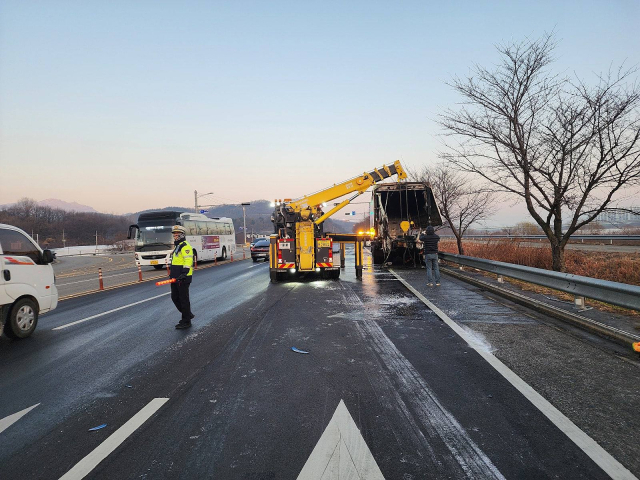 칠곡군 북삼읍 오평리 한 도로에서 발생한 차량 추돌 사고현장. 독자제공