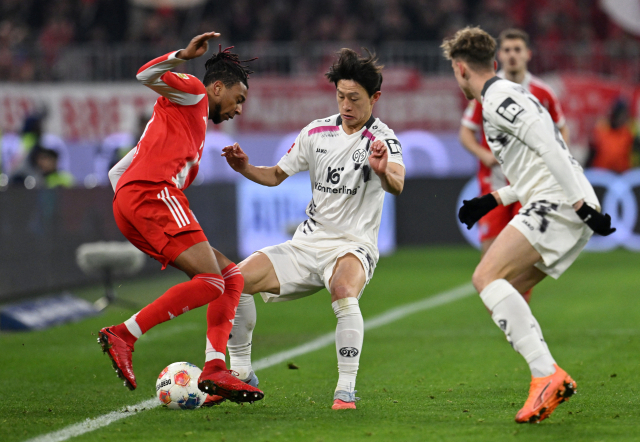 마인츠의 이재성(7번)이 15일 독일 뮌헨의 알리안츠 아레나에서 열린 2025-2026 분데스리가 14라운드 경기 도중 바이에른 뮌헨의 마이클 올리세와 공을 다투고 있다. 연합뉴스