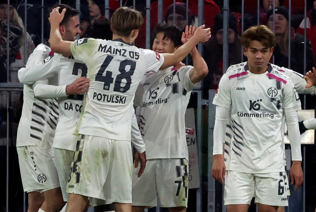 마인츠의 이재성(7번)이 15일 독일 뮌헨의 알리안츠 아레나에서 열린 2025-2026 분데스리가 14라운드 경기 도중 바이에른 뮌헨을 상대로 역전골을 넣은 뒤 동료들과 기쁨을 나누고 있다. 연합뉴스