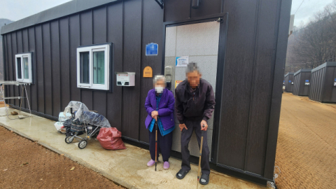 [이웃사랑] 안동산불에 집 잃고 암과 장애… 88·90살 노부부, 8평 컨테이너에 남은 삶 맡겨