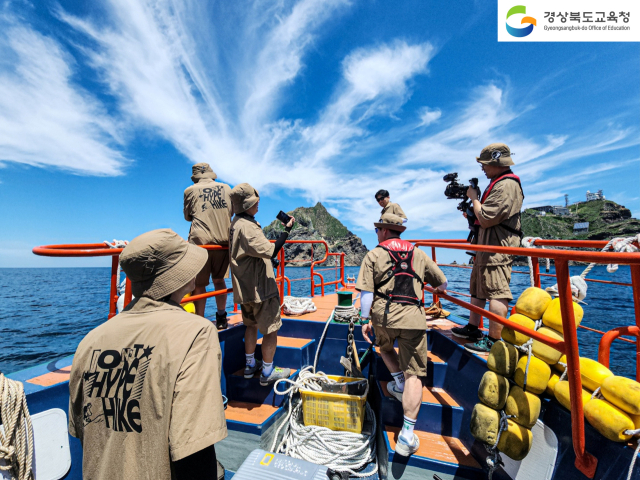 경북교육청이 독도 교육 자료 제작을 위해 추진한 교원 독도 탐사단이 직접 울릉도와 독도를 찾아 다양한 콘텐츠를 제작하고 있는 모습. 경북교육청 제공