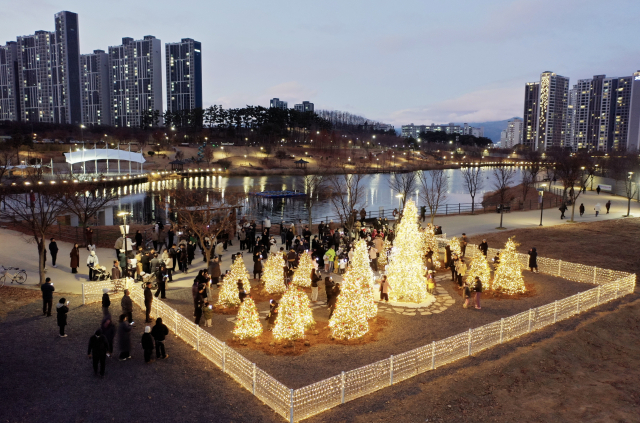 펜타힐즈W 부지 내 2025 크리스마스트리 점등식 사진. 아이에스동서 제공