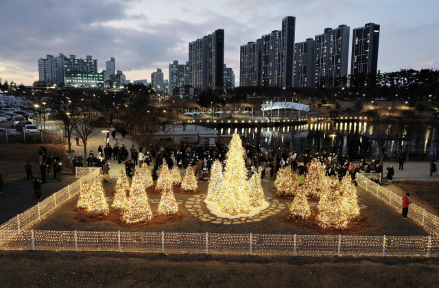펜타힐즈W 부지 내 2025 크리스마스트리 점등식 사진. 아이에스동서 제공