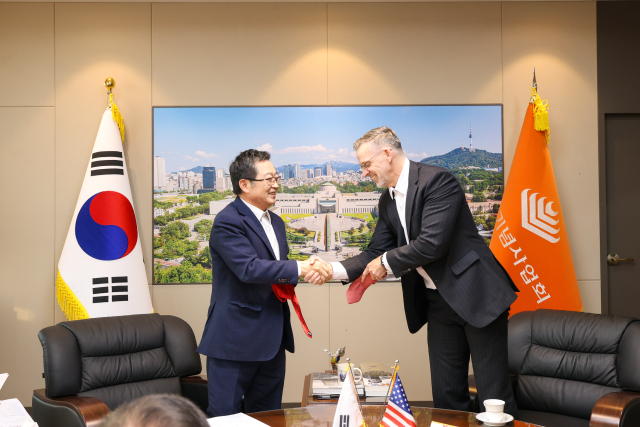 백승주 전쟁기념사업회장은 지난 12일 전쟁기념관을 방문한 그레그 힐 미국 유타대 아시아 캠퍼스 대표와 환담을 나눴다. 사업회 제공