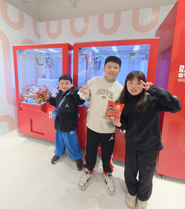 지난해 구미라면축제장 내 라면 팝업스토어에서 라면을 뽑고 포즈를 취하고 있는 (왼쪽부터)막내 도진, 첫째 도윤, 둘째 채린. 윤서희 씨 제공