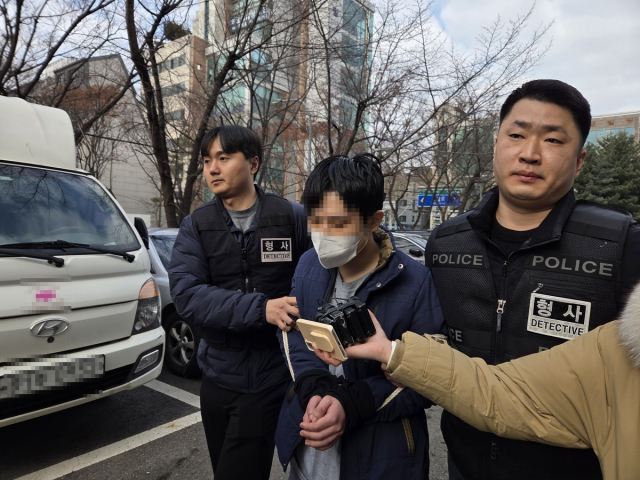 존속살해 혐의를 받는 20대 이모씨가 15일 오전 서울남부지법에서 열린 구속 전 피의자 심문(영장실질심사)을 마치고 나온 모습. 연합뉴스