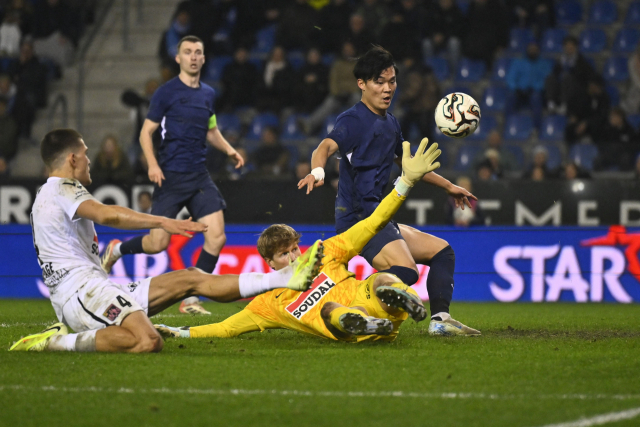 헹크의 오현규가 15일 벨기에 헹크에서 열린 주필러리그 18라운드 KVC 베스테를로와의 경기 도중 동점골을 넣고 있다. 연합뉴스