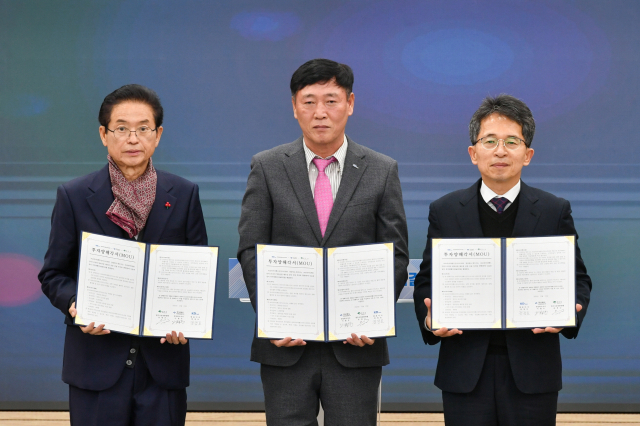㈜KDI·경상북도·영주시가 투자양해각서를 체결했다(왼쪽부터 이철우 경북도지사, 정정모㈜KDI 대표, 유정근 영주시장권한대행). 영주시 제공