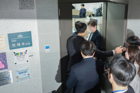 경찰, 전재수 의원실 압수수색 2시간 '늦장'…어쩌다?