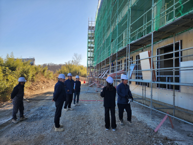 경북교육청 시설과는 겨울철 학교 공사 현장에 대한 안전 점검을 시행하고 있다. 사진은 경주 양남중학교 공사 현장을 점검하는 모습. 경북교육청 제공