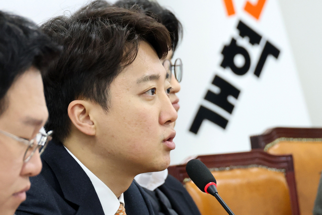 개혁신당 이준석 대표가 11일 국회에서 열린 최고위원회의에서 발언하고 있다. 연합뉴스