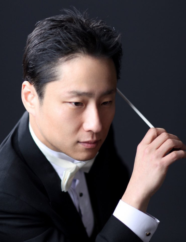 크리스마스 에브리데이 지휘자 정주영. 대구문화예술진흥원