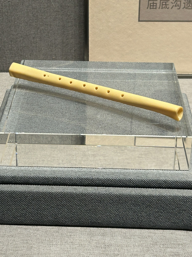 뼈로 만든 피리 (복제품)