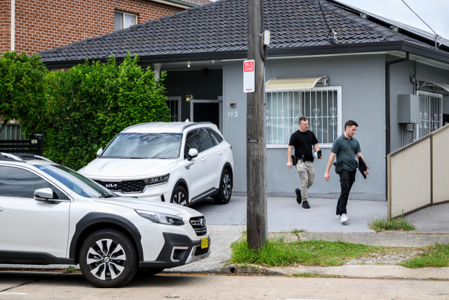 15일(현지시간) 총기 테러 범인들이 사용한 것으로 알려진 호주 시드니 외곽 에어비앤비(AirBnB) 숙소에 경찰이 출동해 조사하고 있는 모습. EPA 연합뉴스