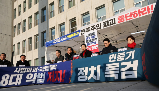 국민의힘 장동혁 대표(오른쪽에서 세 번째)가 15일 서울 여의도 국회 본청 앞 더불어민주당의 쟁점 법안 추진을 저지하기 위한 천막 농성장에서 열린 최고위원회의에서 발언하고 있다. 연합뉴스