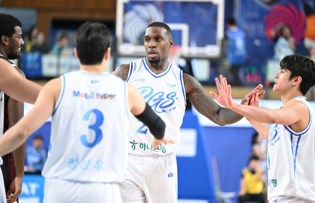 15일 대구체육관에서 열린 프로농구 대구 한국가스공사 페가수스와 울산 현대모비스 피버스와의 경기에서 가스공사의 라건아가 팀 동료들과 함께 환호하고 있다. KBL 제공.