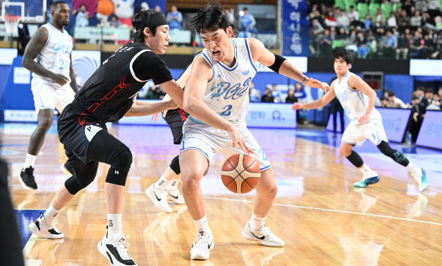 15일 대구체육관에서 열린 프로농구 대구 한국가스공사 페가수스와 울산 현대모비스 피버스와의 경기에서 가스공사의 신승민(오른쪽)이 현대모비스의 정준원을 뚫고 공격을 시도하고 있다. KBL 제공.