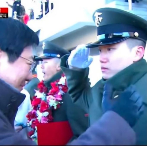 해병대 입대한 박정희 장손, 父 박지만 품에 안겨 '울먹'