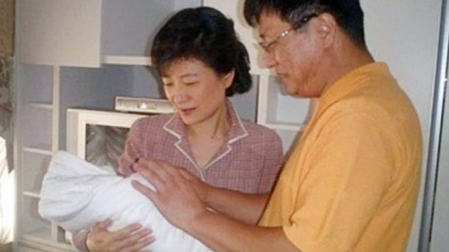 지난 2005년 9월 박정희 전 대통령의 손자인 세현 군이 태어났을 당시 조카를 품에 안은 박근혜 대통령과 남동생 박지만 회장. 온라인커뮤니티 캡처.