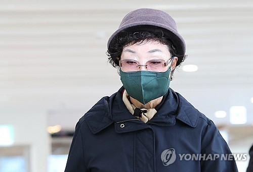 특검 출석하는 최은순. 양평 공흥지구 개발 특혜 의혹과 관련해 김건희 여사의 모친 최은순씨가 지난 11월 4일 서울 광화문 KT 빌딩에 마련된 김건희특검 사무실에 피의자 신분으로 출석하고 있다. 연합뉴스