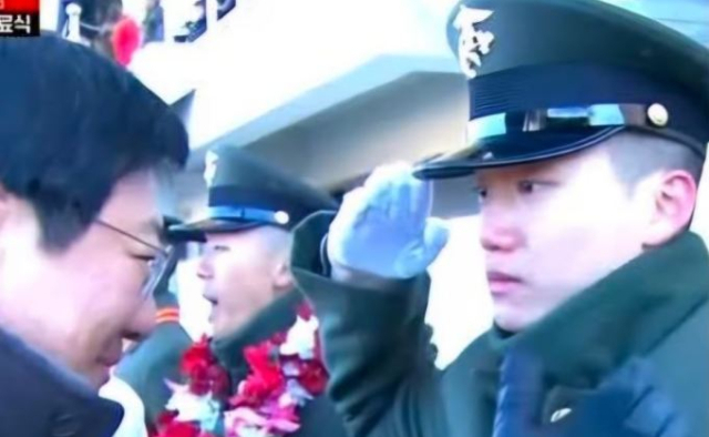 해병대 입대한 박정희 장손, 아버지 박지만에 눈물 경례