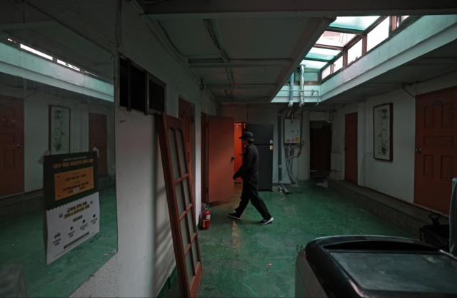 대구 중구 동인동에 위치한 한 여관에서 윤광수(42·가명) 씨가 걸음을 옮기고 있다. 김영진 기자 kyjmaeil@imaeil.com