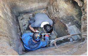 대구염색산업단지관리공단 관계자들이 폐수관로를 점검하고 있다. 대구염색산업단지관리공단 제공