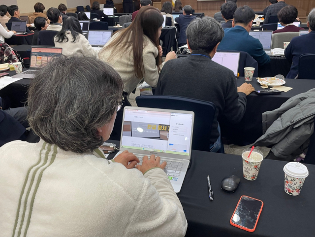 16일 더케이호텔경주에서 경북지역 교장들이 AI 활용을 위한 연수를 받고 있다. 김영진 기자