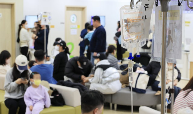 23일 서울 성북구 우리아이들병원 진료 대기실이 환자와 보호자로 붐비고 있다. 사진은 기사내용과 관련 없음. 연합뉴스