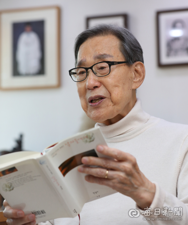 문희갑 전 대구시장은 구순을 앞둔 나이에도 책을 손에서 놓지 않는다. 그는 시오노 나나미의 에세이 