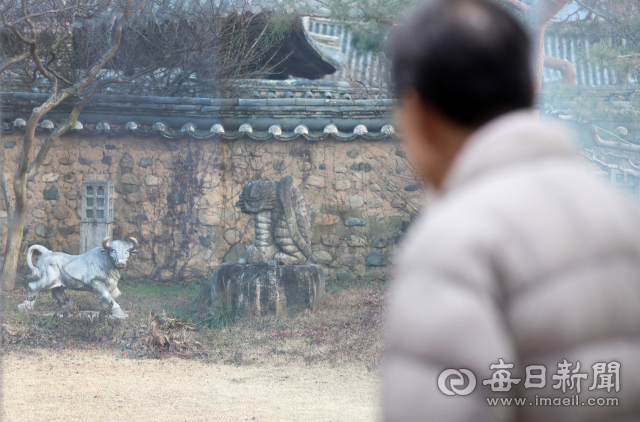문희갑 전 대구시장이 자택 정원에 묻힌 아내의 묘를 바라보고 있다. 나란히 세워진 호랑이와 황소상이 묘를 지키고 있다. 문 전 시장은 1937년생 소띠다. 정운철 기자 woon@imaeil.com