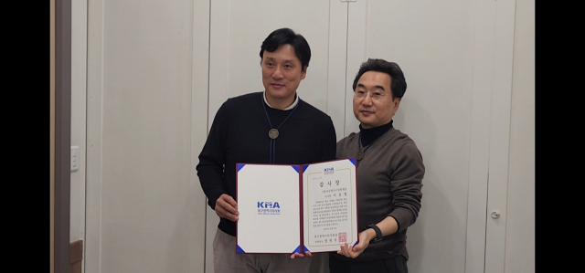 대구시의사회가 15일 이승엽 이승엽야구장학재단 이사장에게 감사장을 전달했다.