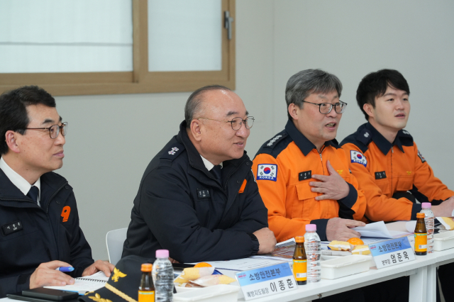 15일 대구소방안전본부는 수성범어W아파트에서 고층 건축물의 화재 안전관리를 강화하기 위한 간담회를 개최하고 있다. 대구소방안전본부 제공