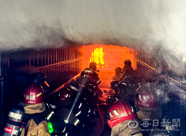 16일 대구소방교육훈련센터 실화재훈련장 모습. 훈련에 참여한 소방관들이 컨테이너 모형 시설 안에 들어가 불과 연기가 번지는 과정과 내부 상황 변화를 지켜보고 있다. 대구소방본부는 실제와 유사한 환경에서 사전 예방책과 대응전술을 체계적으로 훈련하는 것이 현장 대응 능력을 높이는 데 큰 도움이 된다고 밝혔다. 안성완 기자