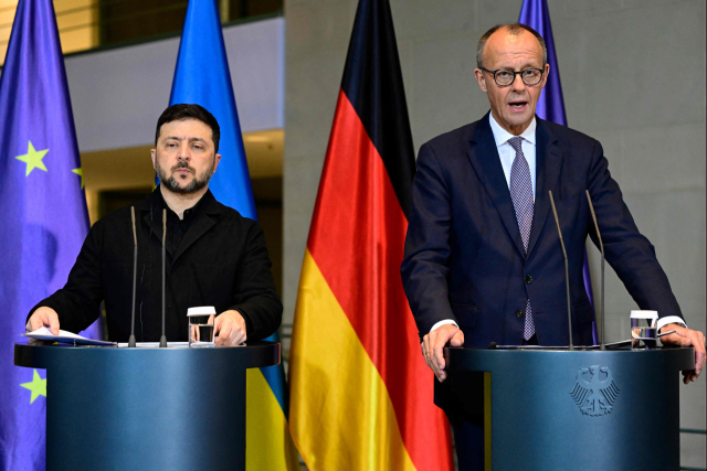 프리드리히 메르츠 독일 총리(오른쪽)와 볼로디미르 젤렌스키 대통령이 15일 독일 베를린에서 기자회견에 임한 모습. APF 연합뉴스